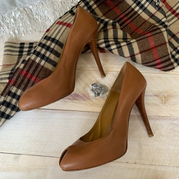 $268 St. John leather unique peeptoe pumps - Picture 3 of 10